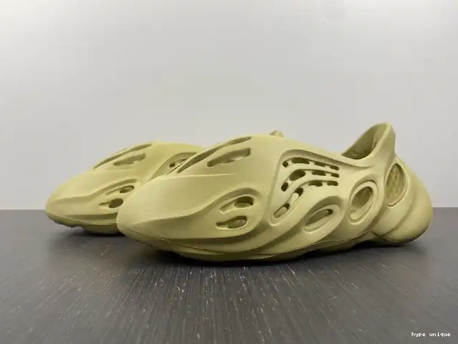 hype RNNR Yeezy Adidas Foam Sulfur GV6775 0524